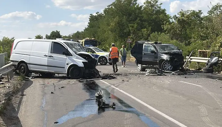 БМВ се вряза в бус на пътя Русе - Разград