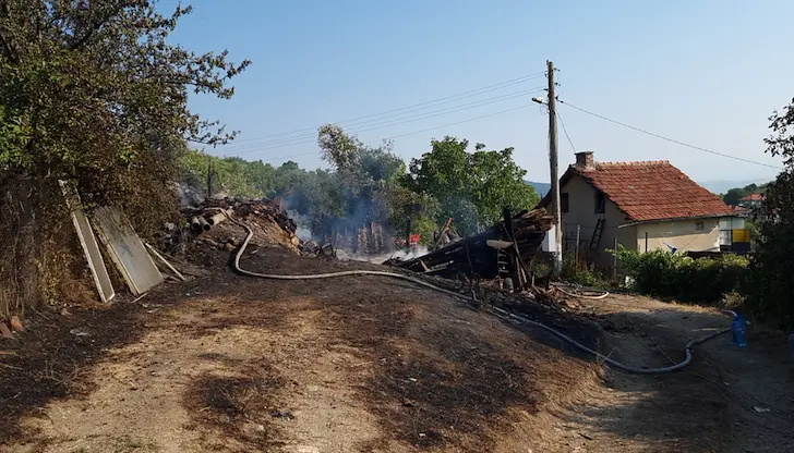 Стихията изпепели стопански постройки и засегна дъбова гора Стихията изпепели стопански постройки и засегна дъбова гора