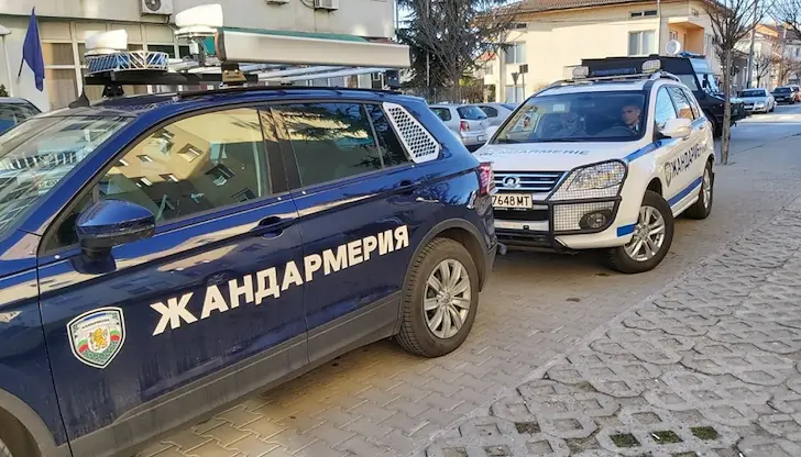 Жандармерия проверява посетителите в ресторант на булевард "Черни връх" Жандармерия проверява посетителите в ресторант на булевард "Черни връх"