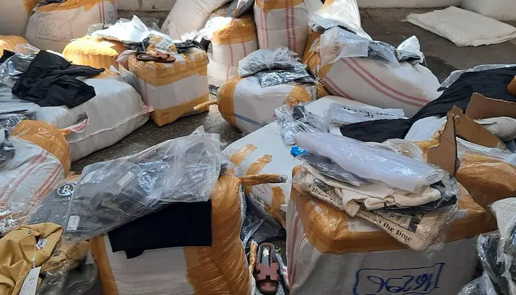 Пратката включва дрехи, парфюми и спортни обувки Пратката включва дрехи, парфюми и спортни обувки