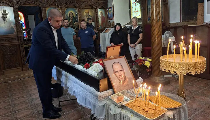 Пловдивският митрополит Николай води траурната церемония в града Пловдивският митрополит Николай води траурната церемония в града