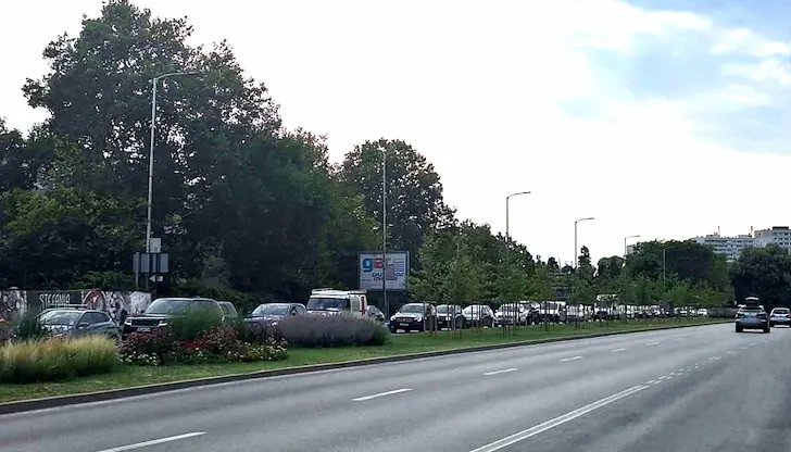 Сблъсък между два автомобила предизвика километрични опашки Сблъсък между два автомобила предизвика километрични опашки