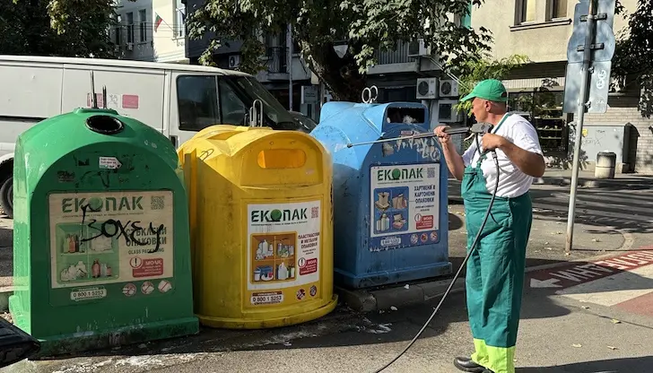 Измиване на контейнери за разделно събиране в Русе