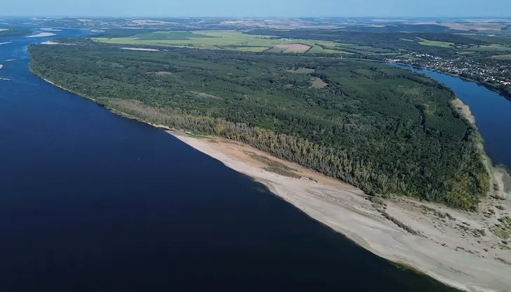 Критично ниски води на Дунав засягат горива и енергетика