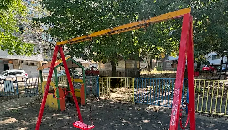 Детска площадка в квартал „Здравец изток“ – запусната и опасна