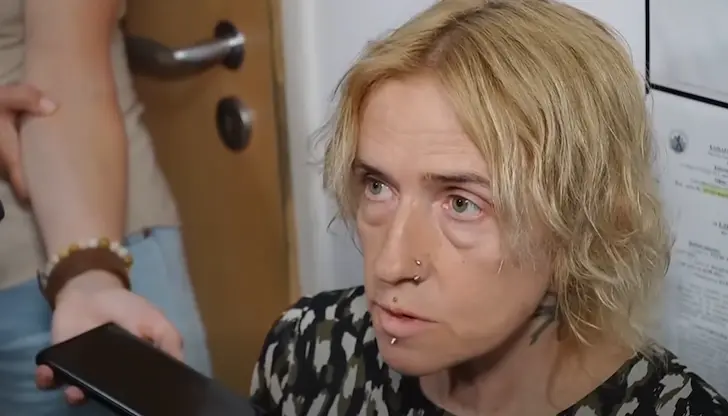 Майката на непълнолетния обвиняем твърди, че полицията е пренебрегнала десетки сигнали