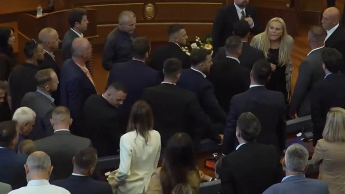 Напрежение в парламента на Косово след замеряне с яйца