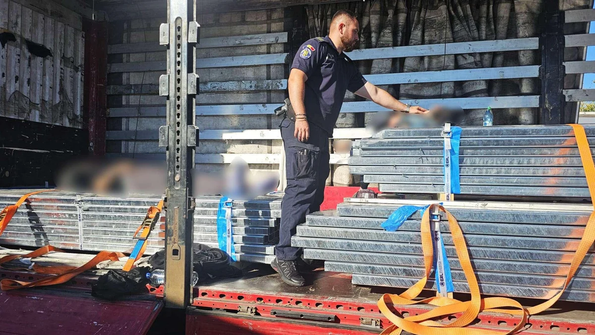 Двама мароканци открити в камион на Дунав мост