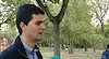 Възрастен мъж души дете в столичен парк