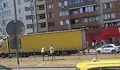 Мъж се качи върху движещ се ТИР в София