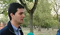 Възрастен мъж души дете в столичен парк