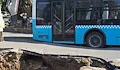 Автобус на градския транспорт пропадна в кратер в Пловдив