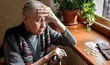 Пенсионери броят центове, депутати прибират хиляди евро