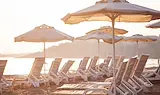 Възрастен мъж почина след сбиване за шезлонг в Гърция