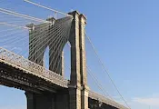 Застреляха мъж с нож, покатерен по въжетата на Бруклинския мост