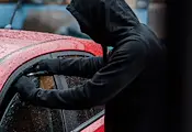 Задържаха рецидивист за кражба от автомобил в Разградско Задържаха рецидивист за кражба от автомобил в Разградско