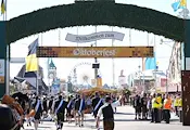 Посетители на Октоберфест висяха пет минути с главата надолу от атракцион Посетители на Октоберфест висяха пет минути с главата надолу от атракцион