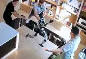 Хуманоиден робот нападна служители в руски магазин