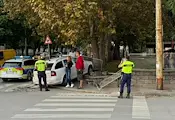 Кола се вряза в ограда на детска градина във Велико Търново