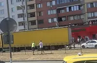 Мъж се качи върху движещ се ТИР в София