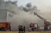 Роботи гасят огромен пожар в румънска фабрика за целулоза