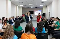 Илияна Йотова обсъди глобалните конфликти с младежи в Русе