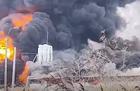 Опасен пожар гори в стопанския двор в Бяла