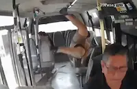 Моторист влетя през отворените врати на автобус в Колумбия