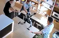 Хуманоиден робот нападна служители в руски магазин