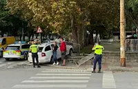 Кола се вряза в ограда на детска градина във Велико Търново