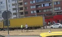 Мъж се качи върху движещ се ТИР в София