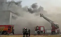 Роботи гасят огромен пожар в румънска фабрика за целулоза