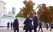 Пратениците на Тръмп пристигнаха в Украйна с влак