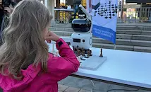Деца играха шах срещу робот в Русе