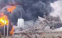 Опасен пожар гори в стопанския двор в Бяла