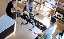 Хуманоиден робот нападна служители в руски магазин