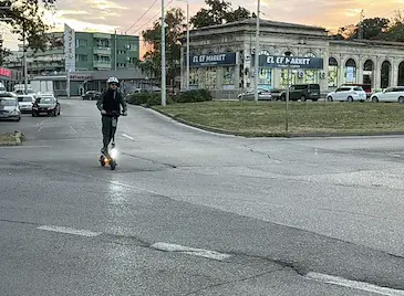 Такси блъсна младеж с тротинетка в Русе Такси блъсна младеж с тротинетка в Русе