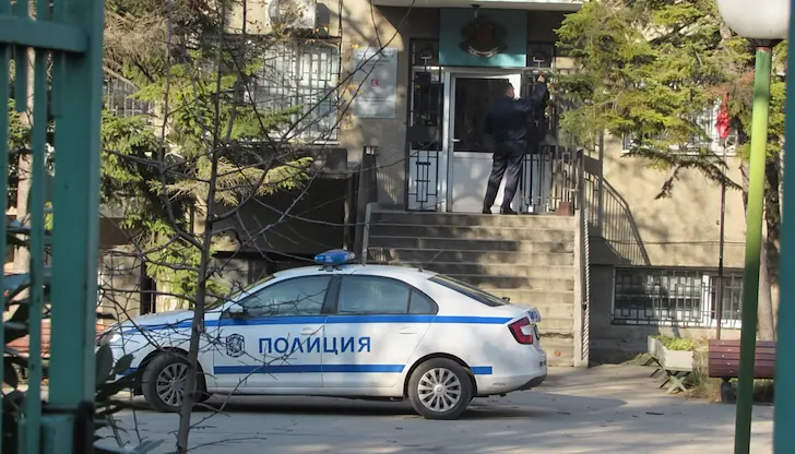 42-годишният мъж е занесъл три свивки с кафяво вещество 42-годишният мъж е занесъл три свивки с кафяво вещество