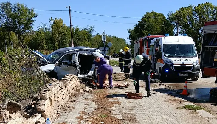 Една от колите е разбила каменна ограда и е влязла в двор Една от колите е разбила каменна ограда и е влязла в двор
