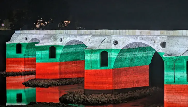 3D мапинг преобразява историческия мост на Колю Фичето 3D мапинг преобразява историческия мост на Колю Фичето