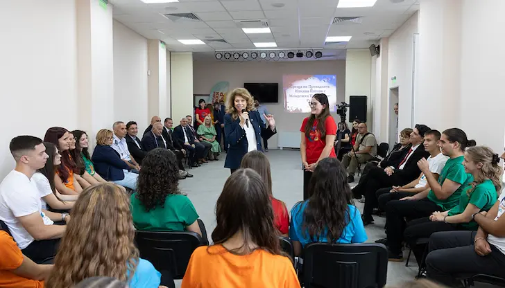 Илияна Йотова обсъди глобални конфликти с младежи в Русе