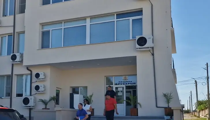 Разследват ремонти на училище и административната сграда в града Разследват ремонти на училище и административната сграда в града