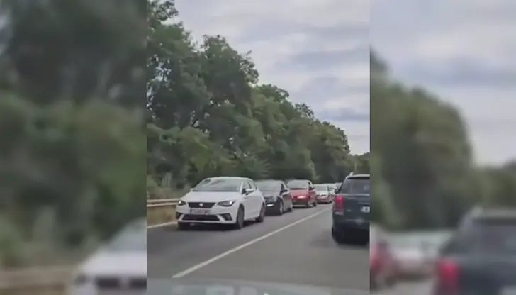 Хиляди автомобили попаднаха в капан на Южното Черноморие Хиляди автомобили попаднаха в капан на Южното Черноморие