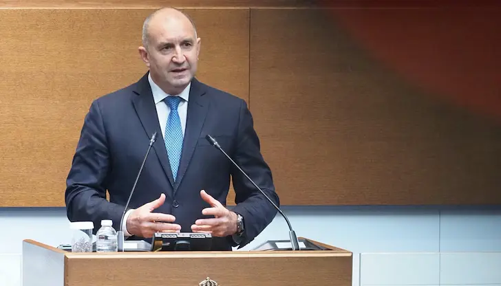 Румен Радев разкри документи на предишното коалиционно правителство Румен Радев разкри документи на предишното коалиционно правителство