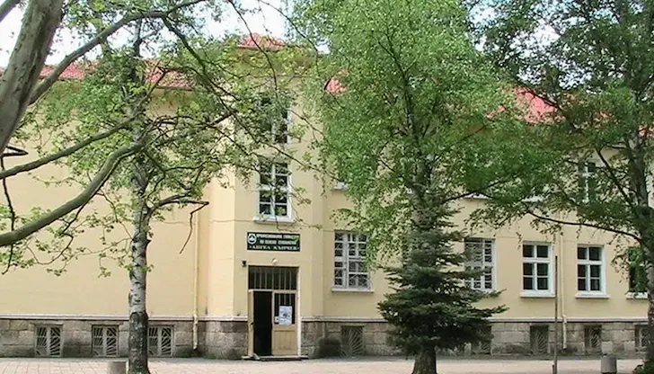 Запазиха специалността "Лаборант" в гимназия "Ангел Кънчев"