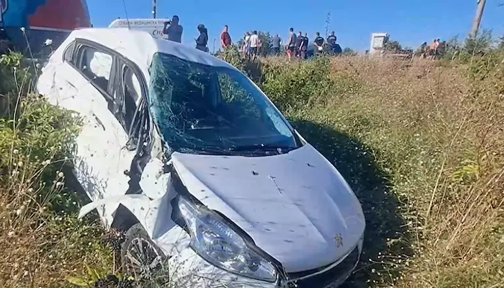 Всички пътници в автомобила са на възраст под 19 години Всички пътници в автомобила са на възраст под 19 години