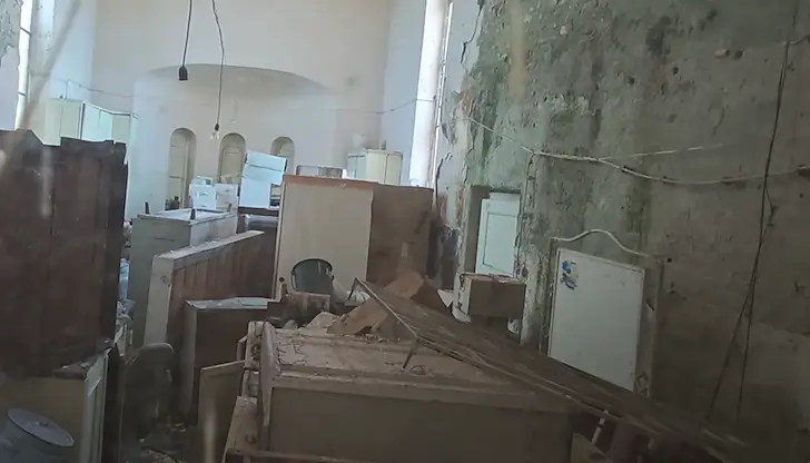 В момента постройката се използва единствено като складово помещение