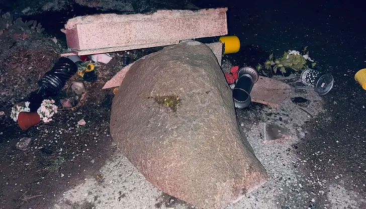 Това на прохода Петрохан не е паметна плоча. Това е зловеща подигравка с морала и законността на нашето общество Това на прохода Петрохан не е паметна плоча. Това е зловеща подигравка с морала и законността на нашето общество