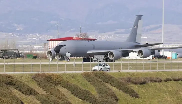 Машините Lockheed C-130 превозват военнослужещи и техника Машините Lockheed C-130 превозват военнослужещи и техника
