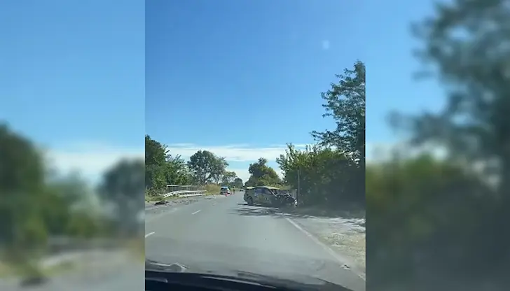 Таксито се врязало в ТИР след неправилна маневра Таксито се врязало в ТИР след неправилна маневра